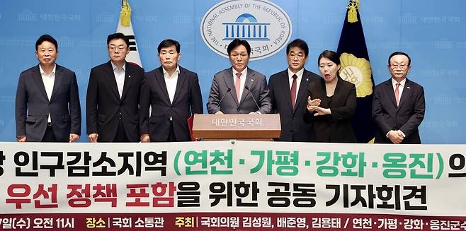 ▲ 지난 8월 27일 국회에서 박용철 강화군수가 옹진군·가평군·연천군 등 3개 자치단체장과 함께 기자회견을 열고 '강화경자구역 지정'을 촉구하고 있다. /사진제공=강화군