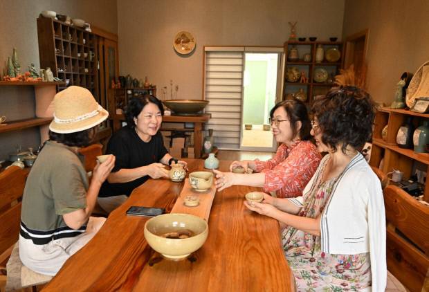 도예공방 ‘화수분’ 에 모여 이야기를 나누고 있는 예술인마을 주민들. /최현배 기자