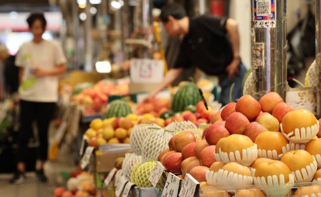 지난 15일 서울 경동시장의 과일 판매대 모습. 연합뉴스