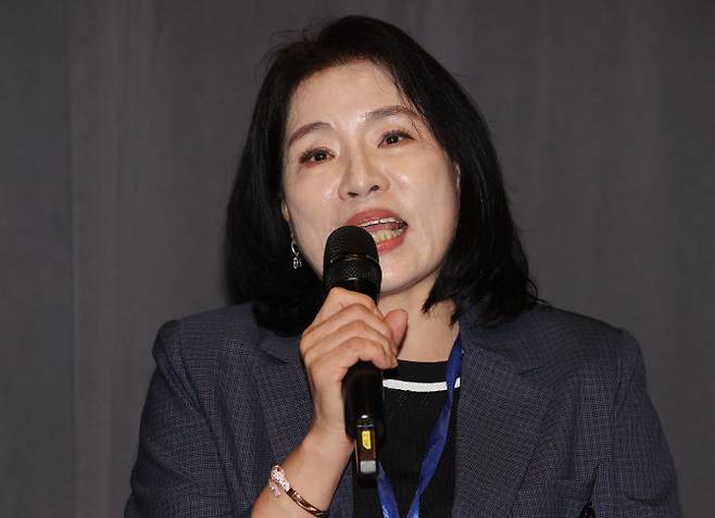 16일 서울 강남구 더샵갤러리에서 열린 연극 ‘욕망이라는 이름의 전차’ 제작발표회에서 조금희 연출이 인사말을 하고 있다.(사진=연합뉴스).