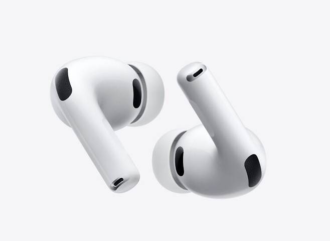 애플의 차세대 무선 이어폰 '에어팟 프로 3'에는 심박수 측정과 청각 보조 등 다양한 건강 관련 기능이 탑재됐다. 사진=애플.
