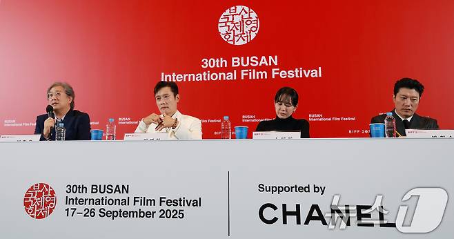 박찬욱 감독(왼쪽)이 17일 부산 해운대구 영화의전당 중극장에서 열린 제30회 부산국제영화제(BIFF) 개막작 ‘여쩔수가없다’ 기자간담회에 참석해 취재진 질문에 답하고 있다. ‘어쩔수가없다'는 '다 이루었다'고 느낄 만큼 삶이 만족스러웠던 회사원 만수(이병헌 분)가 덜컥 해고된 후, 아내와 두 자식을 지키기 위해 어렵게 장만한 집을 지켜내기 위해 재취업을 향한 자신만의 전쟁을 준비하며 벌어지는 이야기를 그렸다. 2025.9.17/뉴스1 ⓒ News1 권현진 기자