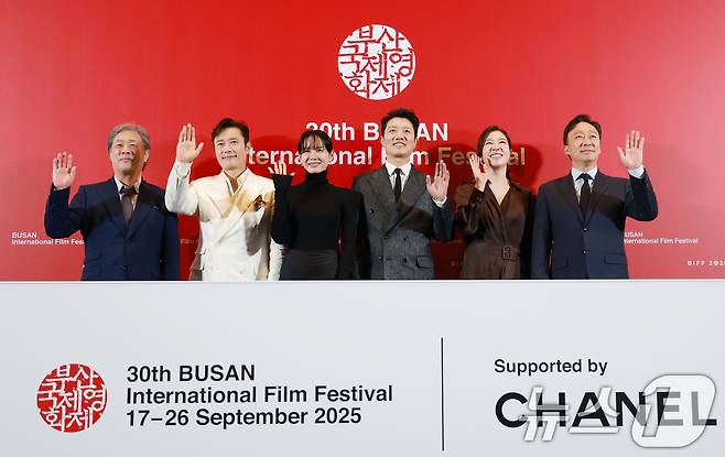 박찬욱 감독(왼쪽부터)과 배우 이병헌, 손예진, 박희순, 염혜란, 이성민이 17일 부산 해운대구 영화의전당 중극장에서 열린 제30회 부산국제영화제(BIFF) 개막작 ‘여쩔수가없다’기자간담회에 참석해 포즈를 취하고 있다. ‘어쩔수가없다'는 '다 이루었다'고 느낄 만큼 삶이 만족스러웠던 회사원 만수(이병헌 분)가 덜컥 해고된 후, 아내와 두 자식을 지키기 위해 어렵게 장만한 집을 지켜내기 위해 재취업을 향한 자신만의 전쟁을 준비하며 벌어지는 이야기를 그렸다. 2025.9.17/뉴스1 ⓒ News1 권현진 기자