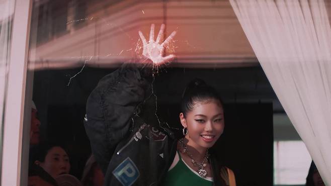 영빈 '프릭쇼' 뮤직비디오 갈무리