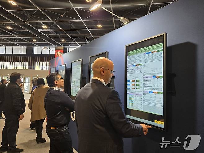 EADV 참가자들이 e-포스터 공개 구역에서 셀트리온의 공개 내용을 살펴보고 있다. /사진 = 장도민 기자
