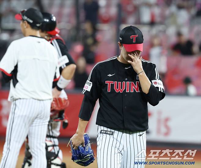 16일 수원 케이티위즈파크에서 열린 KT와 LG의 경기. 9회말 주자 남기고 강판 당하는 LG 마무리 유영찬. 수원=송정헌 기자songs@sportschosun.com/2025.09.16/