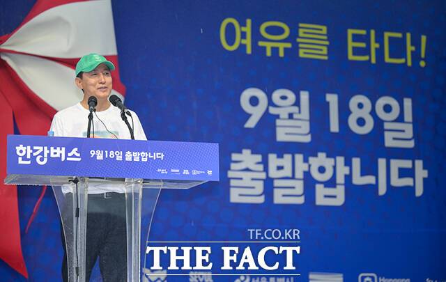 오세훈 서울시장이 17일 오전 서울 한강버스 여의도선착장에서 열린 한강버스 취항식에서 인사말을 하고 있다. /장윤석 기자