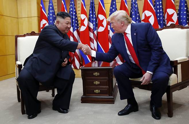 지난 2019년 6월 도널드 트럼프 미국 대통령과 북한 김정은 국무위원장이 판문점 자유의 집에서 만나고 악수하고 있다. /연합뉴스