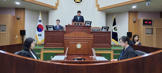 음성군의회(의장 김영호)는 17일 의회 본회의장에서 '제381회 임시회'를 개회하고 오는 23일까지 7일간의 일정에 들어갔다. 김영호 의장이 개회사를 하고 있는 모습 오인근 기자