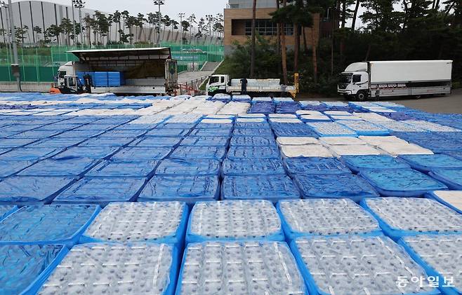 전국에서 모인 생수가 강릉시 아이스아레나에 비축돼 있다. 강릉시는 15일부터 시민에게 생수를 2차 배부하고 있다. 동아일보DB