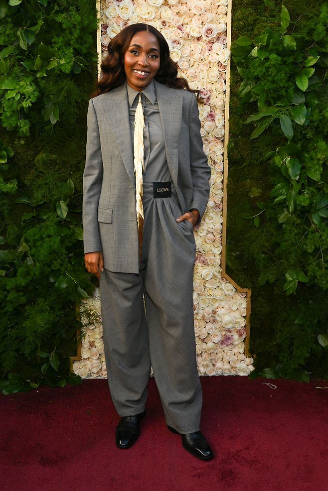 제82회 골든 글로브 시상식에서 로에베 수트를 걸친 채 레드카펫을 밟은 아요 에데비리.