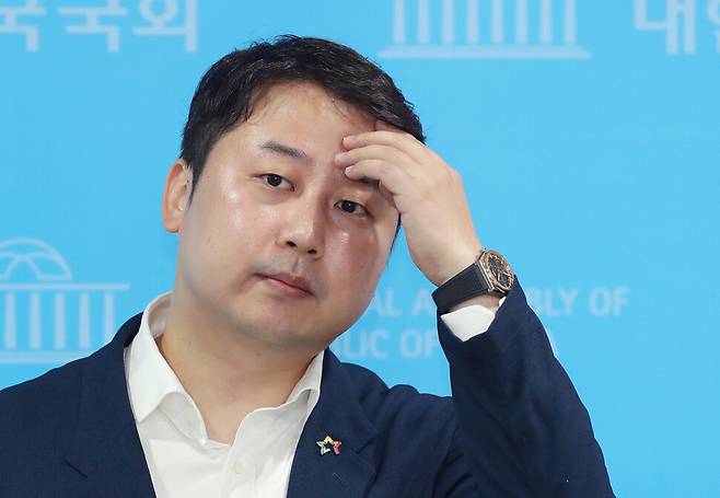 지난 2022년 8월 장예찬 국민의힘 청년재단 이사장이 국회 소통관에서 국민의힘 이준석 전 대표의 최근 행보에 대해 비판 성명을 발표한 뒤 기자들의 질문을 받고 있다. 공동취재사진