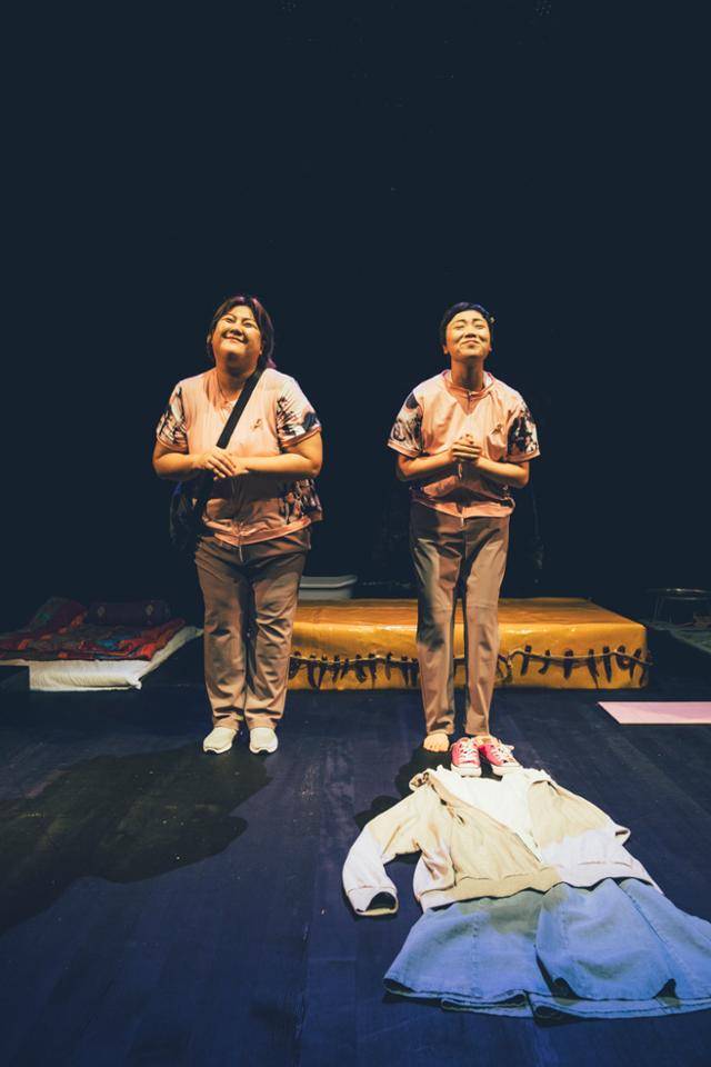 연극 '말린 고추와 복숭아향 립스틱'은 동일한 의상으로 상징되는 한 인물을 여러 배우가 번갈아 가며 연기한다. 공놀이클럽 제공