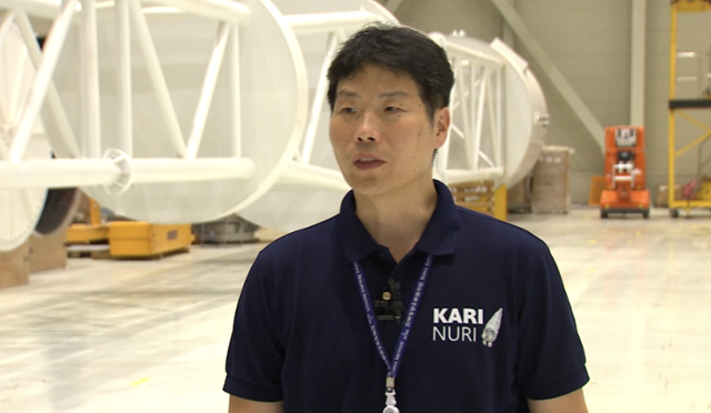 16일 전남 고흥군 나로우주센터에서 박종찬 한국항공우주연구원 한국형발사체고도화사업단장이 누리호 4차 발사 최종 리허설에 대해 설명하고 있다. 우주항공청 제공