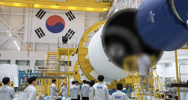 전남 고흥군 나로우주센터에서 한국항공우주연구원 관계자들이 11월 발사 예정인 누리호 4호기의 최종 리허설을 앞두고 점검을 진행하고 있다. 우주항공청 제공