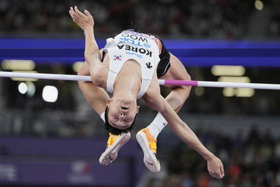 16일 일본 도쿄에서 열린 세계육상선수권대회 남자 높이뛰기 결선에서 한국의 우상혁이 도약하고 있다. AP=연합뉴스