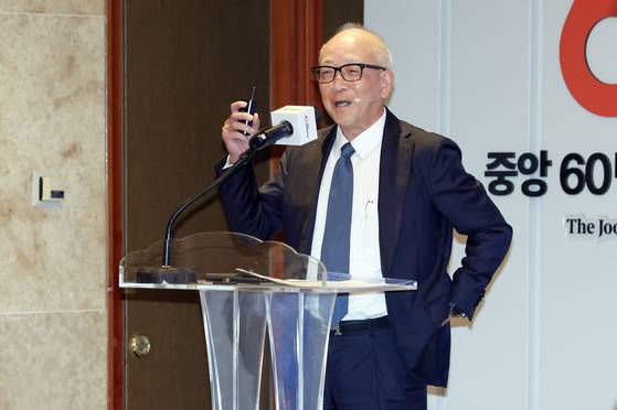와타나베 히로유키 닛케이신문 CDIO가 17일 오후 서울 중구 롯데호텔서울에서 열린 중앙일보 창간 60주년 기념 글로벌 미디어 컨퍼런스에서 강연하고 있다. 김성룡 기자