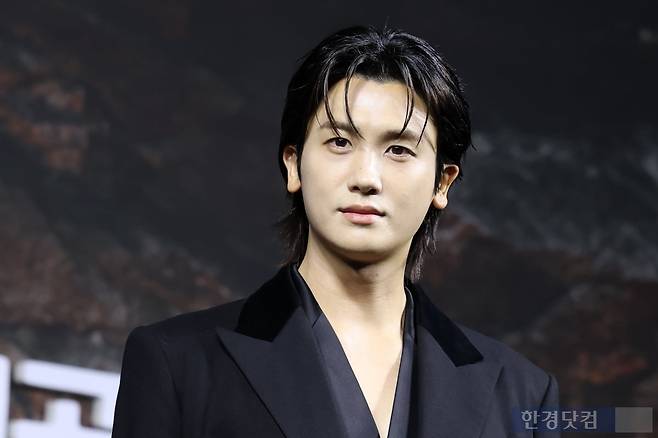 배우 박형식이 20일 오전 서울 장충동 앰배서더 서울 풀만 호텔에서 열린 디즈니플러스-KBS 2TV 토일 미니시리즈 '트웰브'(극본 김봉한, 마동석, 연출 강대규, 한윤선) 제작발표회에 참석해 포토타임을 갖고 있다. / 변성현 한경닷컴 기자 byun84@hankyung.com