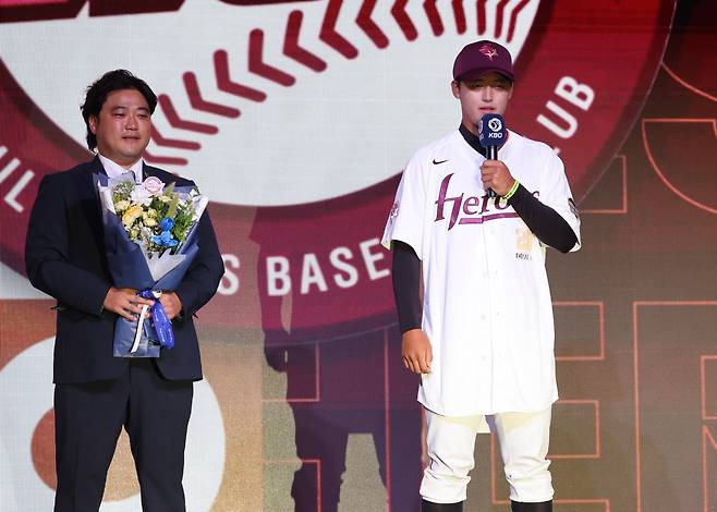 17일 서울 송파구 롯데호텔 월드에서 열린 2026 KBO 신인 드래프트에서 키움 히어로즈에 1라운드 1순위 지명을 받은 천안북일고 오른손 투수 박준현이 소감을 말하고 있다. 왼쪽은 아버지 박석민 전 두산 베어스 코치. 연합뉴스