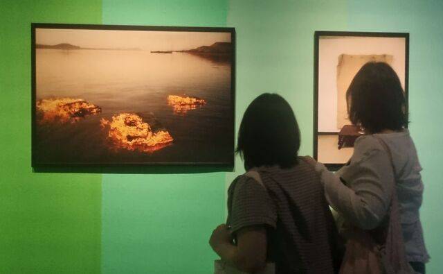 원로 작가 이승택의 ‘하천에 떠내려가는 불타는 화판’ 퍼포먼스 사진(1988).