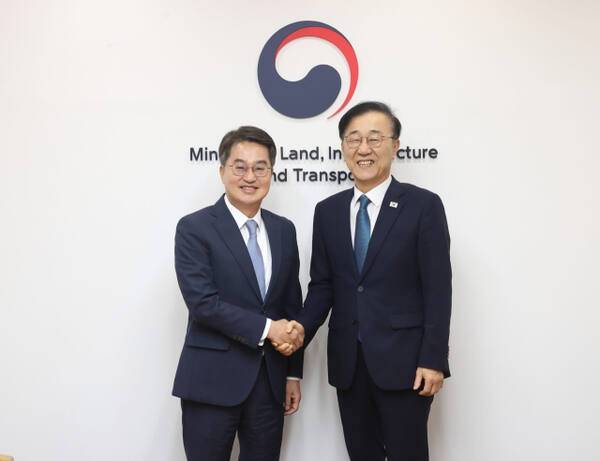 김동연(왼쪽) 경기도지사와 김윤덕(오른쪽) 국토교통부 장관이 17일 서울 중구 국토발전전시관에서 만나 경기도 주요 현안에 대해 논의한 뒤 기념촬영을 하고 있다. 경기도 제공