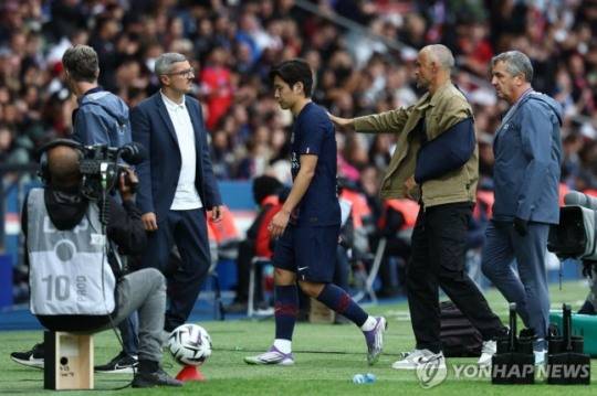 랑스전에서 발목을 다쳐 교체되던 PSG 이강인(가운데) / 사진=연합뉴스
