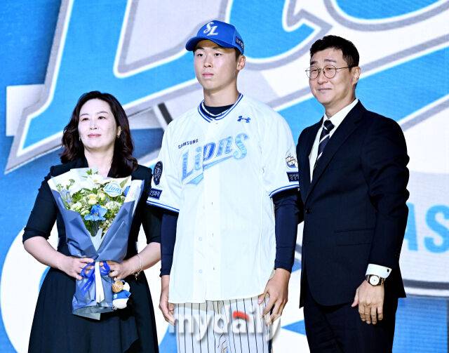 서울고 이호범이 17일 오후 서울 잠실 롯데호텔에서 진행된 '2026 KBO 신인 드래프트'에서 1라운드 9순위로 삼성에 지명된 뒤 포즈를 취하고 있다./마이데일리