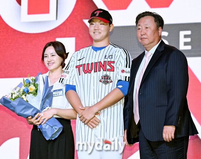 경기항공고 양우진(가운데)이 17일 오후 서울 잠실 롯데호텔에서 진행된 '2026 KBO 신인 드래프트'에서 1라운드 8순위로 LG에 지명된 뒤 포즈를 취하고 있다. 이번 드래프트는 전면 드래프트 방식으로 총 11라운드에 걸쳐 진행되며, 총 1,261명의 대상자 중 최대 110명이 KBO 10개 구단의 새 식구로 합류하게 된다. 지명 순서는 2024시즌 최종 순위 역순에 따라 키움 히어로즈를 시작으로 NC 다이노스, 한화 이글스, 롯데 자이언츠, SSG 랜더스, KT 위즈, 두산 베어스, LG 트윈스, 삼성 라이온즈, KIA 타이거즈 순으로 진행된다./잠실 = 송일섭 기자