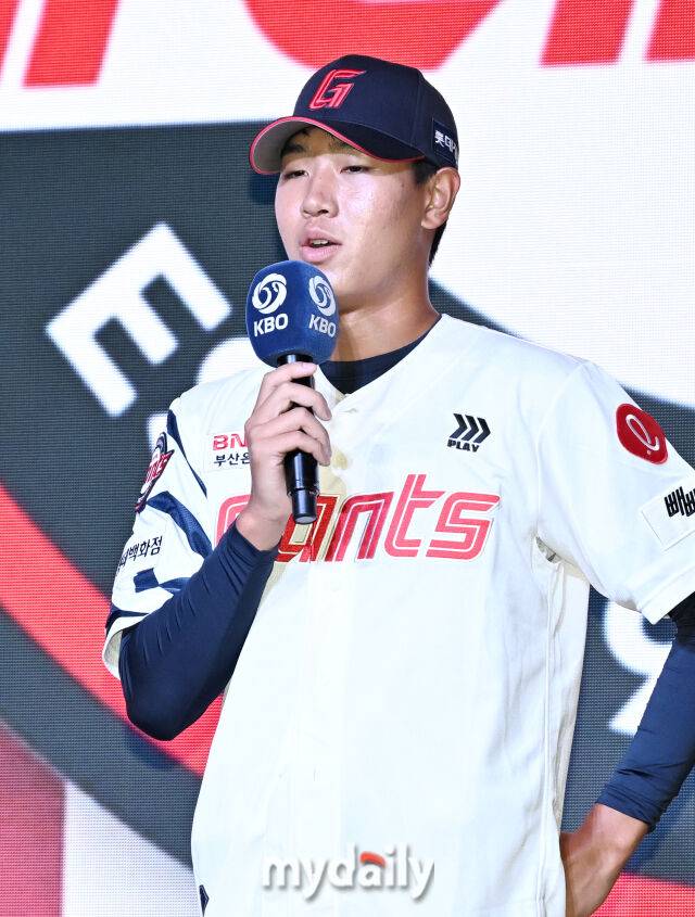 동산고 신동건이 17일 오후 서울 잠실 롯데호텔에서 진행된 '2026 KBO 신인 드래프트'에서 1라운드 4순위로 롯데에 지명된 뒤 소감을 말하고 있다./마이데일리