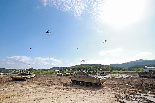 육군은 17일부터 21일까지 충남 계룡대 활주로에서 ‘2025 지상군 페스티벌’을 개최했다. 사진은 육군 장병들이 제병협동전투 시범을 보이는 모습이다. [육군 제공