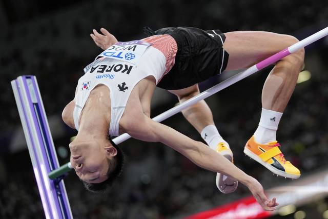 2025 도쿄 세계육상선수권 남자 높이뛰기 결선에서 도약을 하고 있는 우상혁. AP연합뉴스