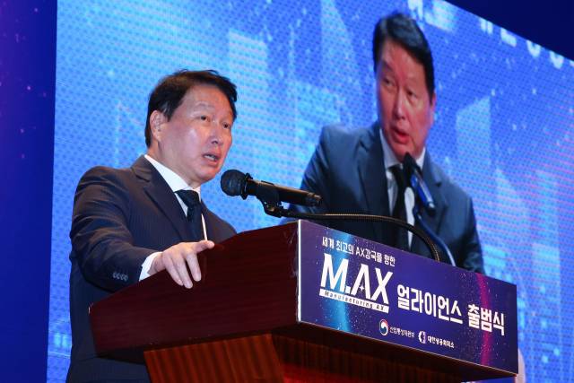 최태원 대한상공회의소 회장 겸 SK그룹 회장이 10일 서울 중구 웨스틴조선호텔에서 열린 제조 인공지능 전환(AX) 얼라이언스 출범식에서 축사하고 있다. 연합뉴스