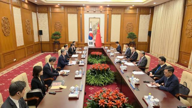 조현(왼쪽 네번째) 외교부 장관을 비롯한 한국 대표단이 17일 중국 베이징 댜오위타이에서 왕이(오른쪽 세번째) 중국공산당 중앙정치국 위원 겸 외교부장을 비롯한 중국 대표단과 한중 외교장관 회담을 하고 있다. 베이징특파원 공동취재단.