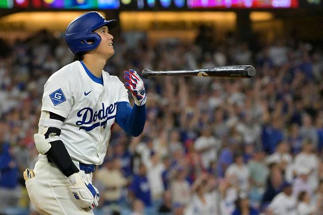 오타니 쇼헤이가 17일 미국 캘리포니아주 로스앤젤레스의 다저스타디움에서 열린 필라델피아 필리스와 2025 메이저리그(MLB) 정규리그 홈경기에서 8회말 시즌 50호 홈런을 날리고 있다. 로스앤젤레스 | Imagn Images연합뉴스