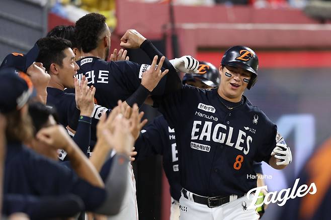 한화 노시환이 17일 광주 기아챔피언스필드에서 열린 KIA와 2025 프로야구 정규리그 원정 경기에서 3회초 투런홈런을 친 뒤 동료들의 축하를 받고 있다. 한화 이글스 제공