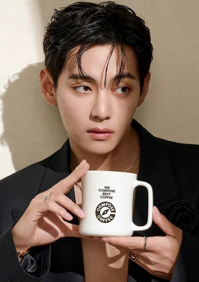 어느새 1759만명! 방탄소년단 뷔 모델 컴포즈커피 앱 누적가입자 '급증'