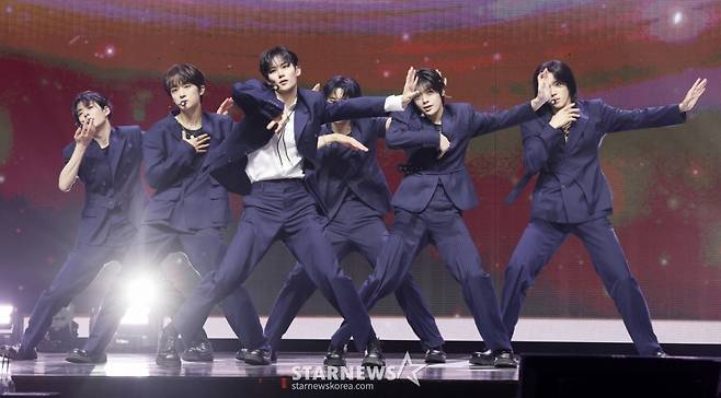 그룹 루네이트가 17일 서울 광진구 예스24 라이브홀에서 진행된 두 번째 싱글 앨범 'LOST' 발매 기념 쇼케이스에서 멋진 무대를 선보이고 있다. /2025.09.17 /사진=김휘선 hwijpg@