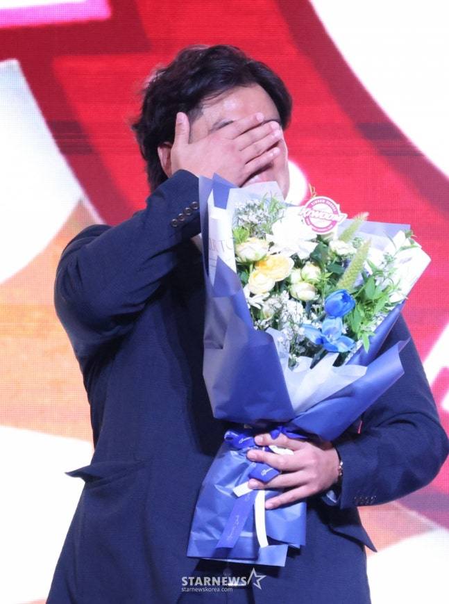 '2026 KBO 신인 드래프트'가 17일 서울 송파구 롯데호텔 월드 크리스탈볼룸에서 열렸다. 박준현(천안북일고)이 전체 1순위 지명되자 아버지 전 두산 박석민 코치가 눈물을 흘리고 있다. /사진=김진경 대기자