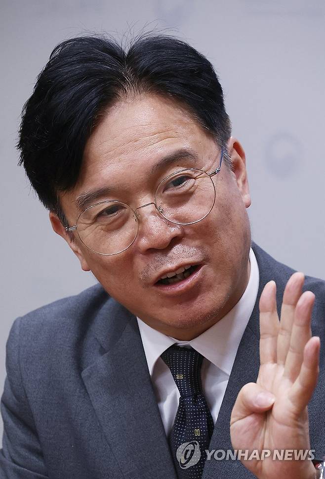 김영훈 고용노동부 장관 인터뷰 (서울=연합뉴스) 신준희 기자 = 김영훈 고용노동부 장관이 15일 서울 중구 서울지방고용노동청에서 연합뉴스와 인터뷰를 하고 있다. 2025.9.17 hama@yna.co.kr