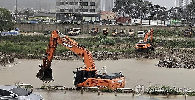 최악 가뭄 해결될까?…홍제 제2 임시취수장 공사 (강릉=연합뉴스) 유형재 기자 = 폭우가 쏟아진 17일 강원 강릉시 남대천에서 추석 명절 물 사용량 급증에 대비하기 위해 조성 중인 홍제 제2 임시취수장(하루 3만t) 공사가 한창이다. 2025.9.17 yoo21@yna.co.kr