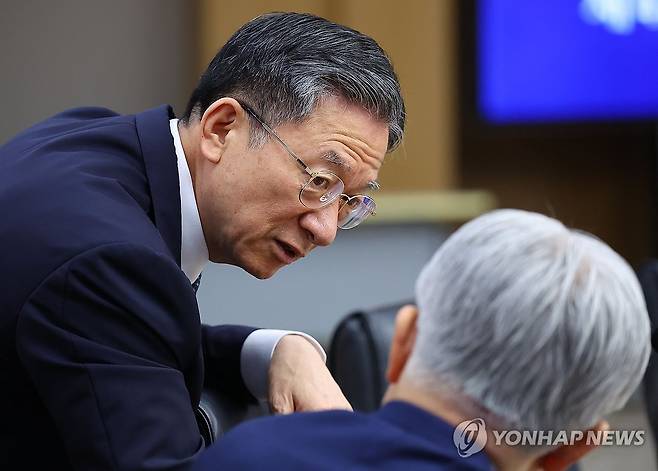 최동석 인사혁신처장과 이야기하는 정성호 법무부 장관 (세종=연합뉴스) 김도훈 기자 = 정성호 법무부 장관(왼쪽)과 최동석 인사혁신처장이 16일 정부세종청사에서 열린 국무회의에서 이야기를 하고 있다. 2025.9.16 superdoo82@yna.co.kr