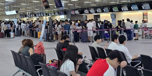 7일 가량 연휴가 이어지는 이번 추석 황금연휴에 비싼 요금에도 불구하고 일본 노선이 매진행렬을 이루고 있다. 위 사진은 해외여행을 떠나는 여행객들로 가득 찬 대구공항. 대구일보DB