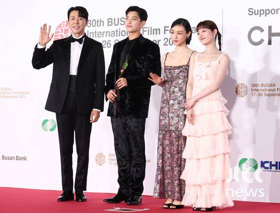 17일 오후 부산 해운대구 우동 영화의 전당에서 30회 부산국제영화제(BIFF) 개막식이 열렸다. 배우 이무생, 장승조, 전소니, 이유미가 포즈를 취하고 있다. 부산=박세완 엔터뉴스팀 기자 park.sewan@jtbc.co.kr