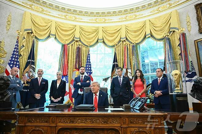 도널드 트럼프 미국 대통령이 백악관 집무실에서 행정명령에 서명한 뒤 기자들의 질문을 받고 있다. 사진 맨 왼쪽 팔짱을 끼고 있는 이가 스티븐 밀러 백악관 부비서실장이다. 2025.08.25 ⓒ AFP=뉴스1 ⓒ News1 최종일 선임기자