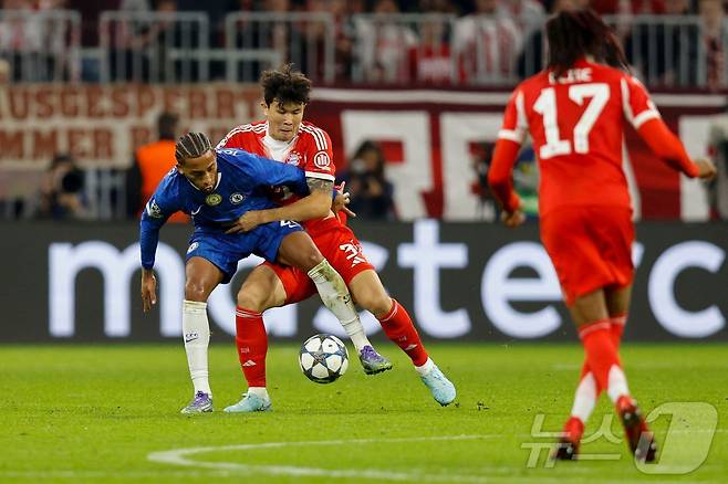 첼시를 상대로 수비하는 김민재 ⓒ AFP=뉴스1