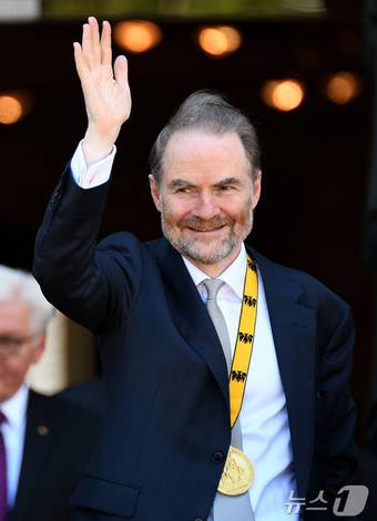 영국의 역사학자이자 작가 티모시 가튼 애시가 2017년 5월 25일 서독 아헨에서 샤를마뉴상(Charlemagne Prize)을 수상한 뒤 손을 흔들고 있다. 2017. 05. 25. ⓒ AFP=뉴스1 ⓒ News1 양은하 기자