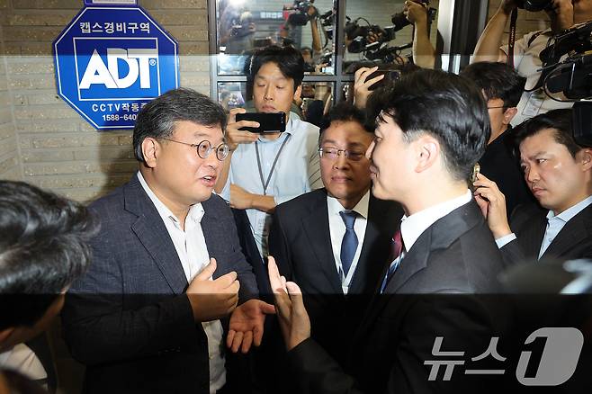 국민의힘 당원명부 압수수색에 나선 김건희특검 수사관들이 18일 서울 여의도 중앙당사에서 국민의힘 변호사와 출입을 두고 언쟁을 벌이고 있다. 2025.9.18/뉴스1 ⓒ News1 신웅수 기자