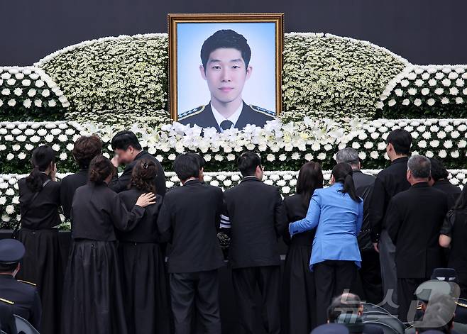 15일 오전 인천 서구 인천해양경찰서에서 영흥도 갯벌에 고립된 70대 중국인을 구조하다 숨진 故 이재석 경사의 영결식이 엄수된 가운데 유가족들이 헌화 및 분향을 하고 있다. (공동취재)2025.9.15/뉴스1 ⓒ News1 김성진 기자