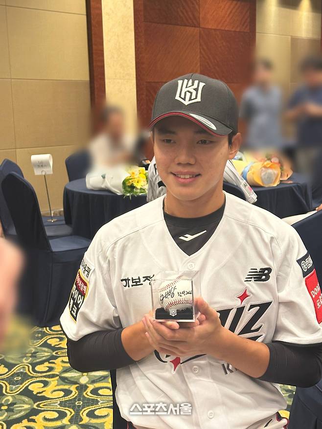 첫 ‘불꽂야구’ 프로 지명자이자 2026 신인드래프트 4라운드 전체 36순위로 KT에 입단한 임상우가 취재진의 인터뷰에 응하고 있다. 롯데호텔월드 | 이소영 기자 sshong@sportsseoul.com