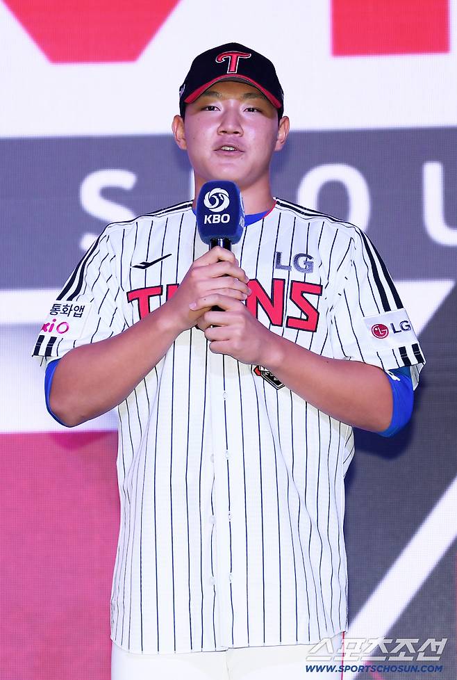 2026 KBO 신인 드래프트가 17일 서울 롯데호텔월드에서 열렸다. LG에 1라운드 지명된 경기항공고 양우진이 소감을 말하고 있다. 잠실=박재만 기자 pjm@sportschosun.com/2025.09.17/